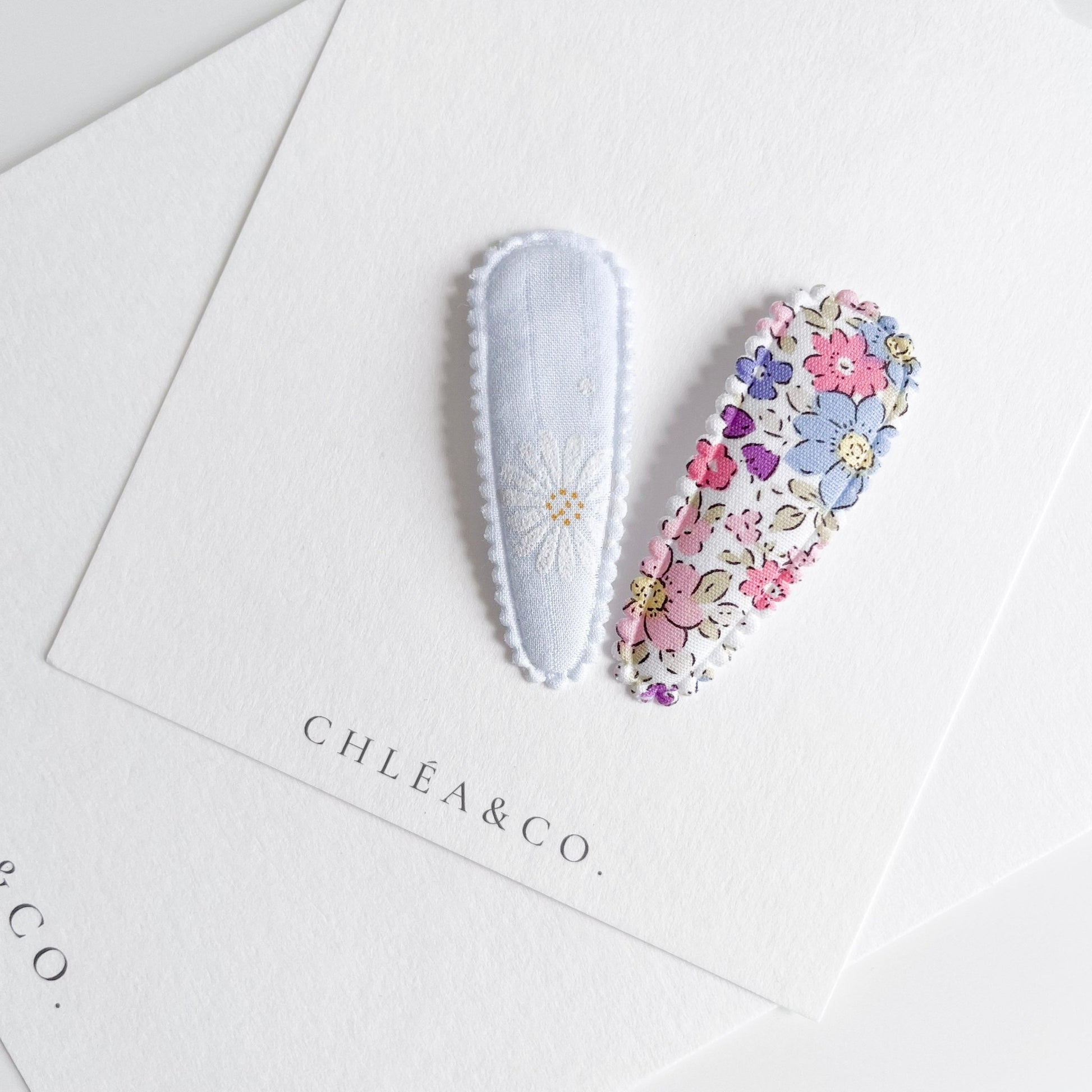 Dainty Blue Garden & Daisy Fabric Covered Snap Clip - Chléa & Co.