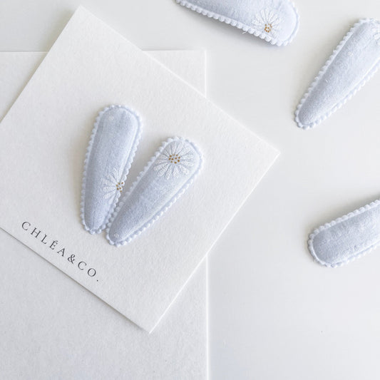 Soft Blue Daisy Fabric Covered Snap Clip - Chléa & Co.