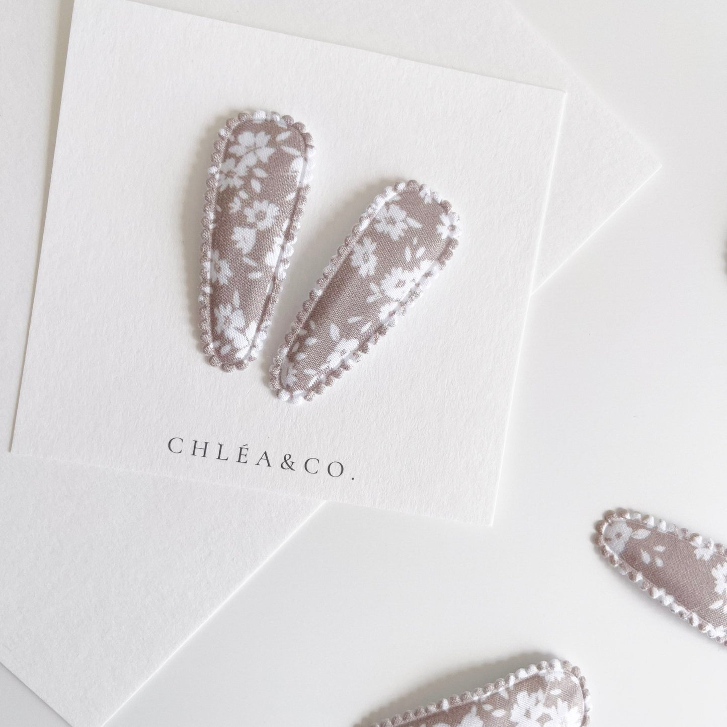 White Candytuft Fabric Covered Snap Clip - Chléa & Co.