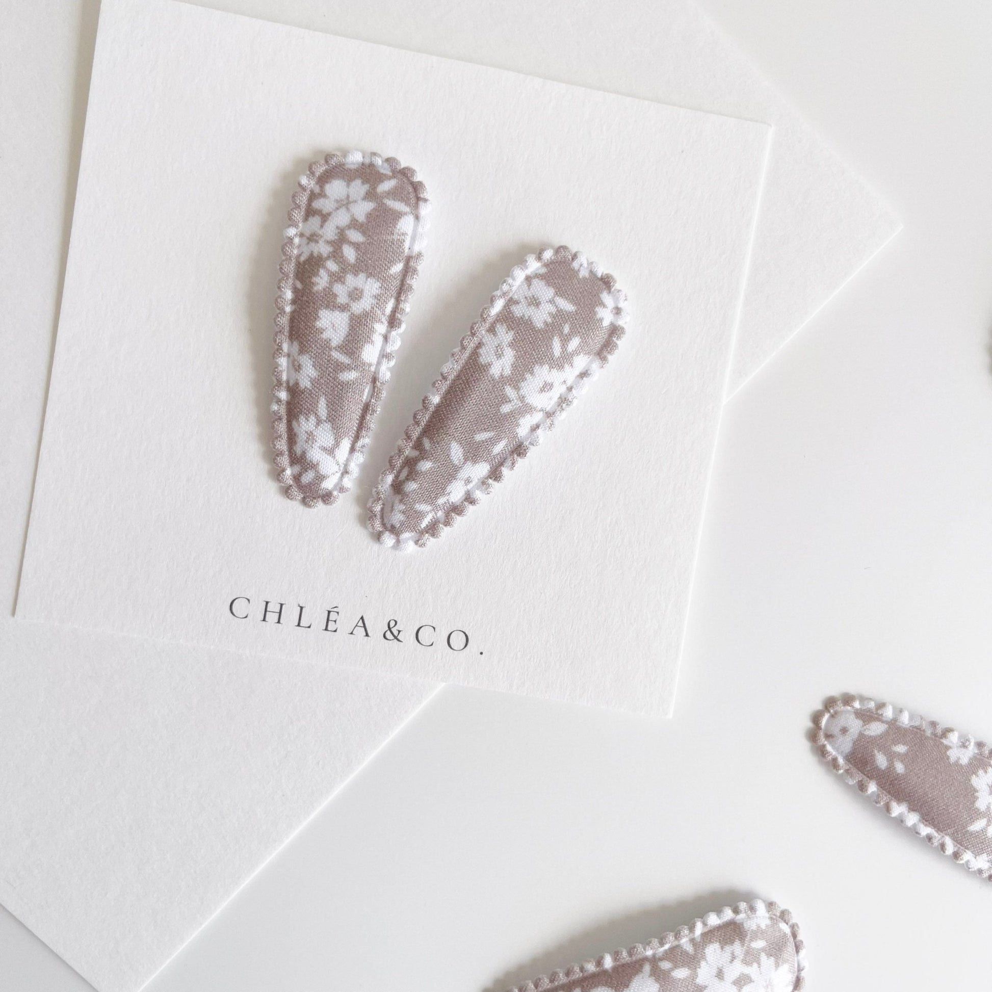 White Candytuft Fabric Covered Snap Clip - Chléa & Co.